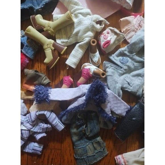 Vintage HUGE BRATZ LOT 30 Nude Dolls  Clothes Shoes - Picture 9 of 16